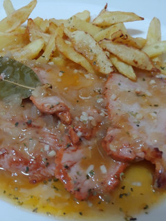 Una foto de Llom adobat amb ceba i amb salsa vi blanc. Lomo adobado en salsa de vino blanco