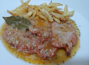 Una foto de Llom adobat amb ceba i amb salsa vi blanc. Lomo adobado en salsa de vino blanco