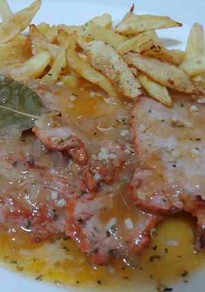 Una foto de Llom adobat amb ceba i amb salsa vi blanc. Lomo adobado en salsa de vino blanco