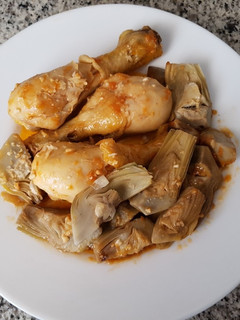 Una foto de Muslitos de pollo con alcachofas