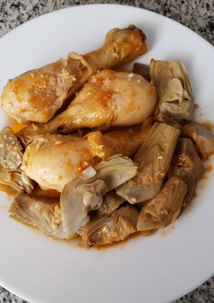 Una foto de Muslitos de pollo con alcachofas