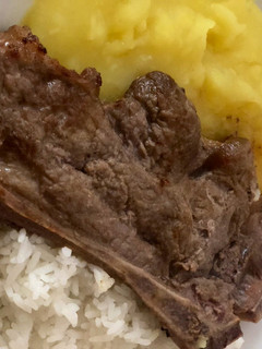 Una foto de Puré de papas con churrasco