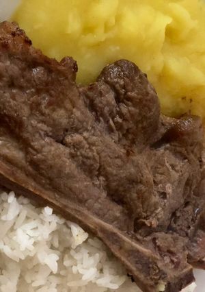 Una foto de Puré de papas con churrasco