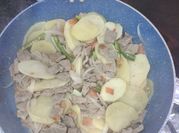 Una foto de bistec con papas