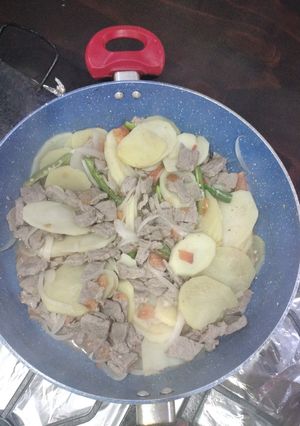 Una foto de Bistec con Papas