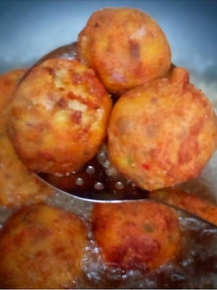 A picture of Irish potatoe balls.