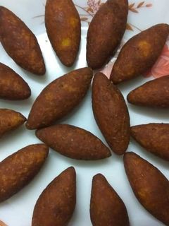 মুগডাল ভাজা পুলি (moog dal bhaja puli recipe in Bengal) রেসিপির প্রধান ছবি