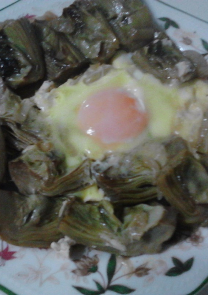 Una foto de Alcachofas al vino Fino con huevos escalfados