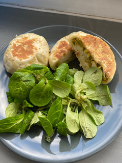 Une photo de Brioche salé (poulet curry et poireaux)