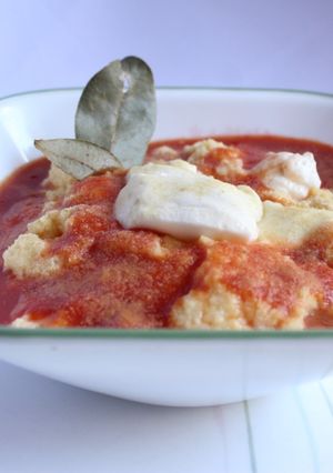 Una foto de Polenta con salsa y queso fit