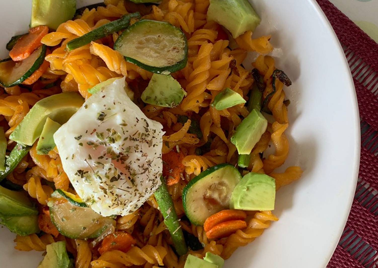 Espirales de lenteja roja con verduritas y huevo escalfado Receta de