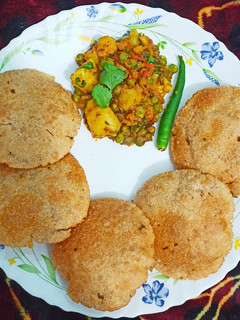करारी पूरी और आलू मटर (Karari puri aur aloo matar recipe in Hindi) रेसिपी मुख्य फोटो