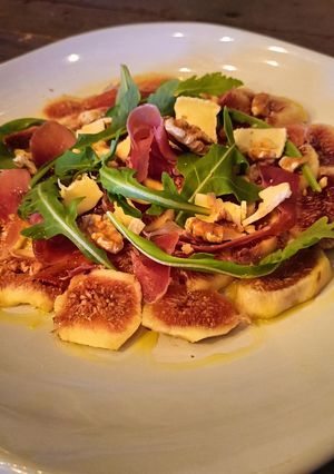 Una foto de Carpaccio de higos con jamón