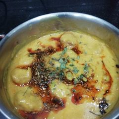A picture of Besan Ki kadhi.
