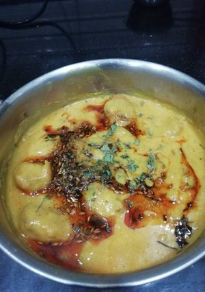 A picture of Besan Ki kadhi.