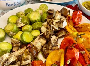Une photo de Courgettes, poivrons et aubergine grillés avec l’huile d’olive aux anchois