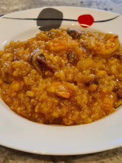 Una foto de Arroz con champiñones, calabacín, gambones y jamón