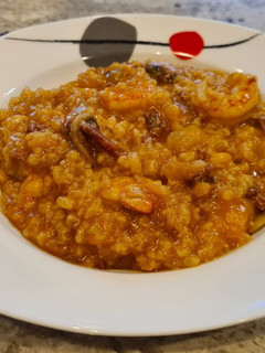Una foto de Arroz con champiñones, calabacín, gambones y jamón