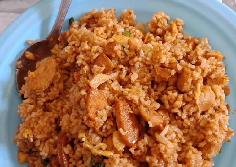 Cara Gampang Menyiapkan Nasi goreng sosis telor, Enak Banget