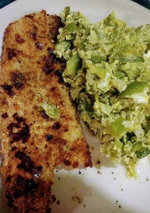 Una foto de Milanesa de pollo de mar con zapallitos revueltos