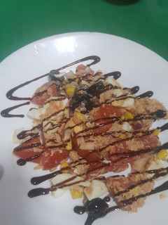 Una foto de Ensalada de tomate con atún y huevo