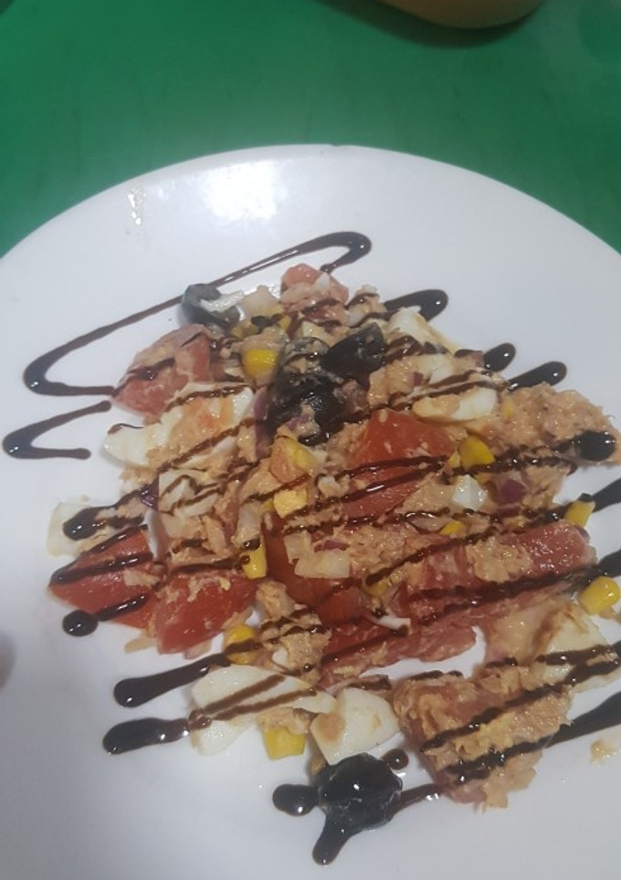 Una foto de Ensalada de tomate con atún y huevo