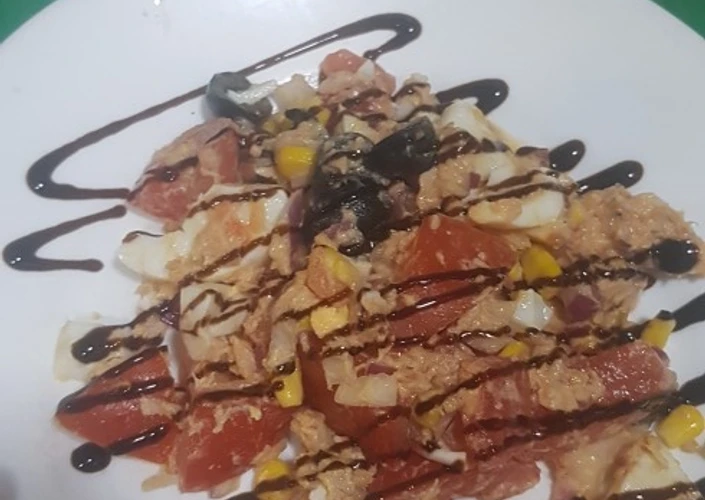 Receta Ensalada de tomate con atún y huevo