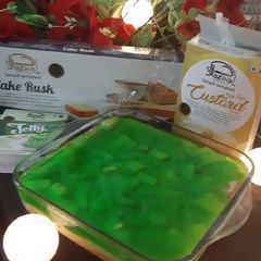 A picture of Cake rusk custard with jelly.