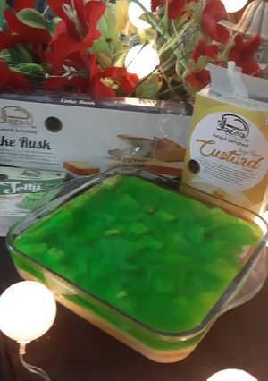 A picture of Cake rusk custard with jelly.