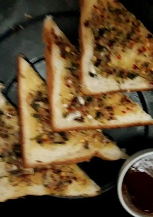 ગાર્લિક બ્રેડ (Garlic Bread Recipe In Gujarati) રેસીપી મુખ્ય ફોટો