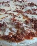 Pizza casera con salsa bolognesa