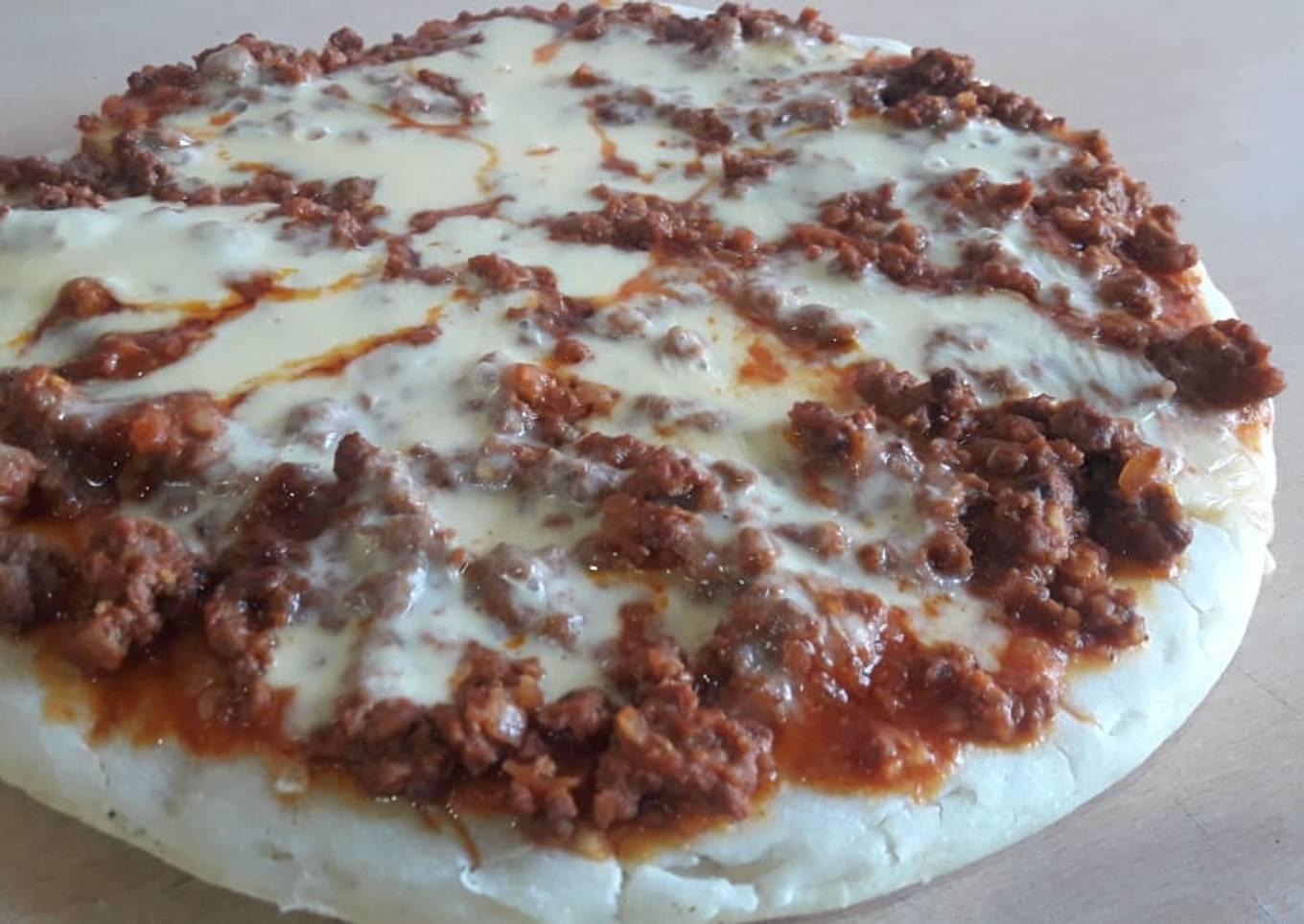 Pizza casera con salsa bolognesa
