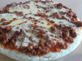 Pizza casera con salsa bolognesa