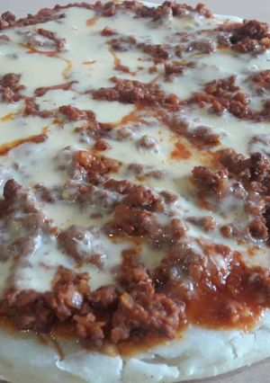 Una foto de Pizza casera con salsa bolognesa