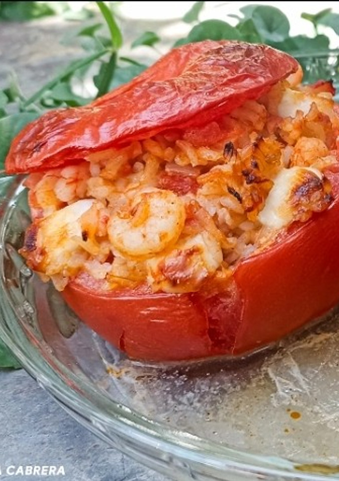 Una foto de Tomate relleno de gambas y queso