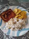 Filete de pescado, patacones, arroz y ensalada