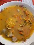 Sopa de arroz con almejas