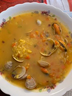 Una foto de Sopa de arroz con almejas