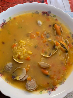 Una foto de Sopa de arroz con almejas