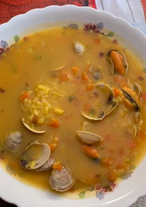 Una foto de Sopa de arroz con almejas