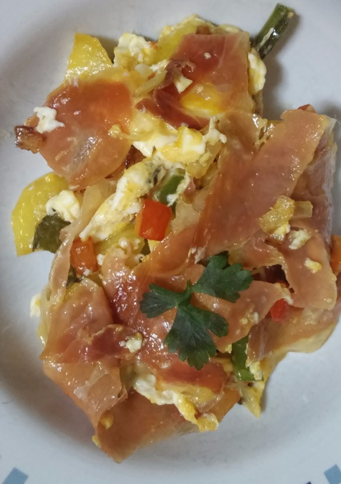 Una foto de Huevos rotos con pimiento y jamón