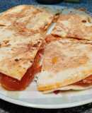 Tortilla de trigo con tomate y queso 🍅🧀