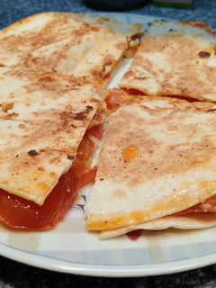 Foto principal de Tortilla de trigo con tomate y queso 🍅🧀