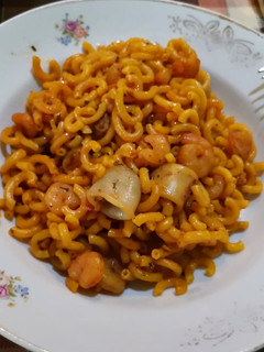 Una foto de Fideuá de gambas y calamares