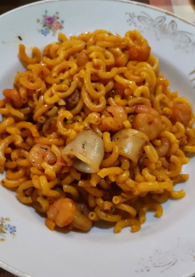 Una foto de Fideuá de gambas y calamares