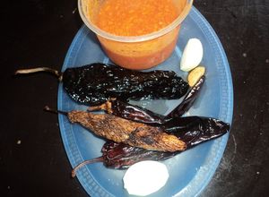 Una foto de Adobo de chile dorado para birria las Correa