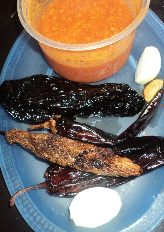 Una foto de Adobo de chile dorado para birria las Correa