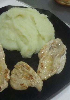 Una foto de Pollito grillado con puré de papas!