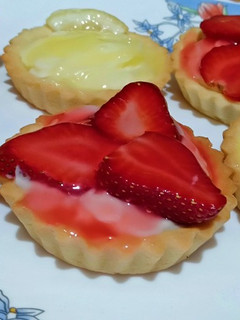صورة لوصفة تارتولات بنكهة الفراولة🍓و الليمون🍋بكريمة خفيقة و راااائعة👌