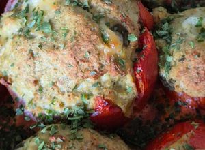 Une photo de 🍅 Tomates farcies poulet, mozzarella & pesto